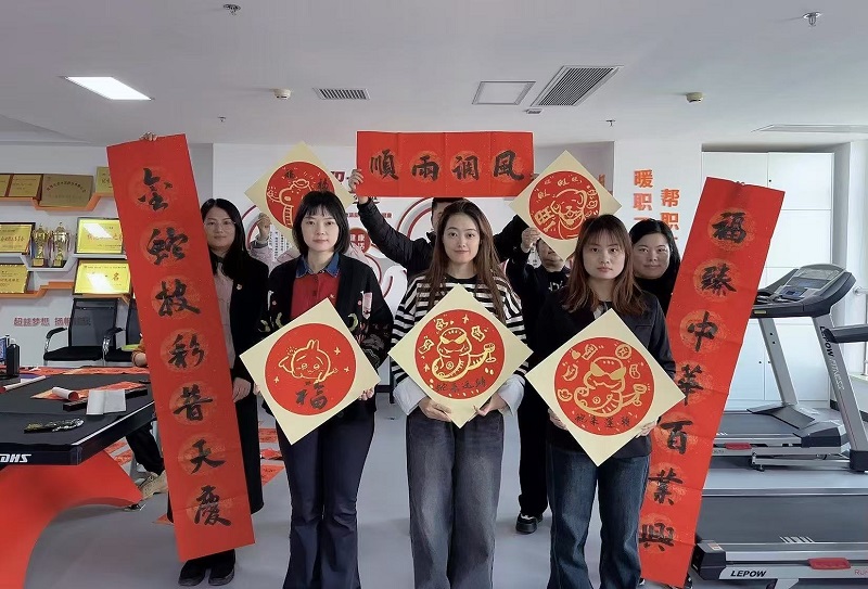 華山營(yíng)銷(xiāo)公司團(tuán)支部 開(kāi)展“團(tuán)團(tuán)”送祝福——新春送?；顒?dòng)